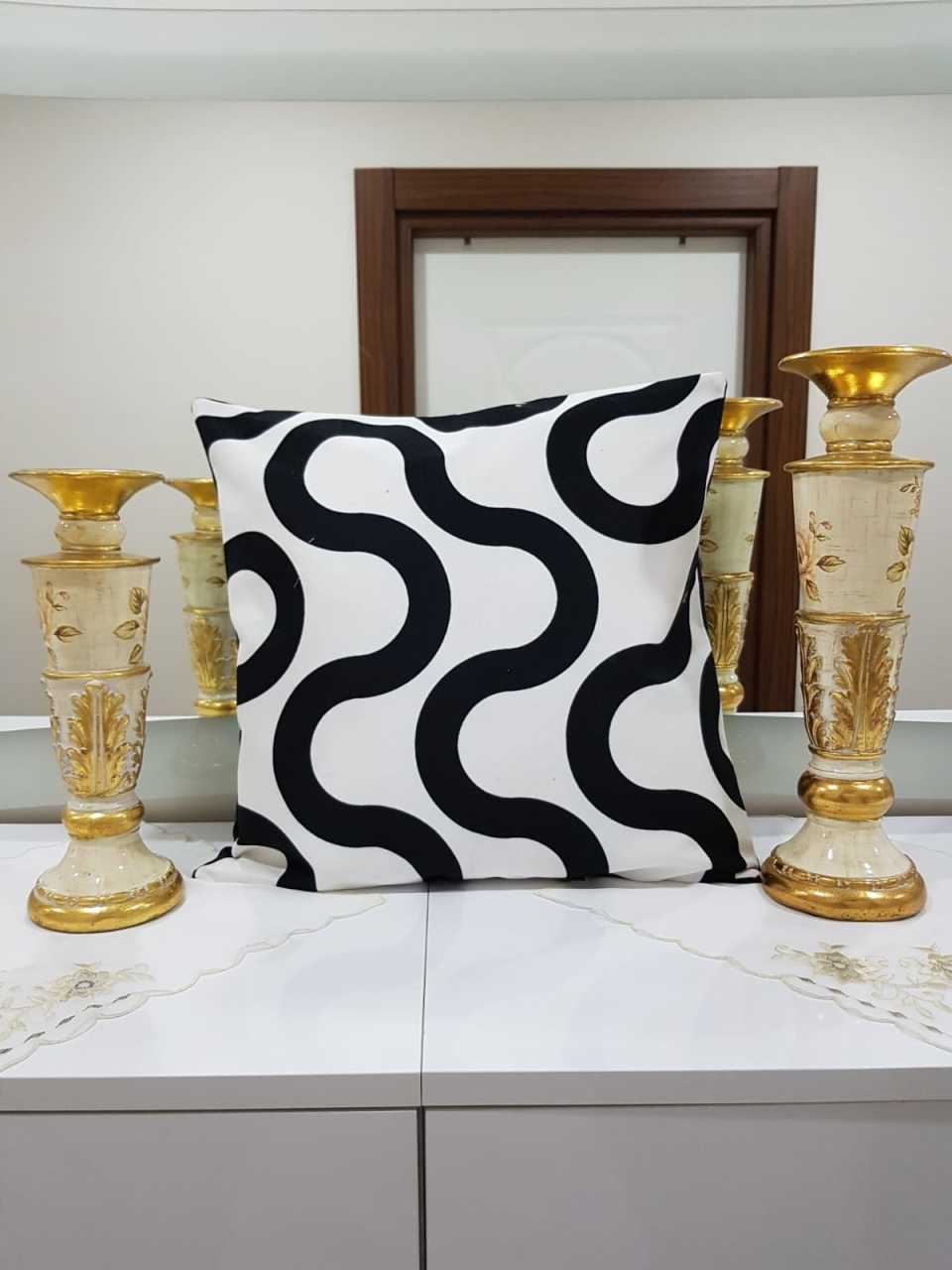 Beyaz & Siyah Dalgalı Geometrik Desenli Dekoratif Kırlent Kılıfı
