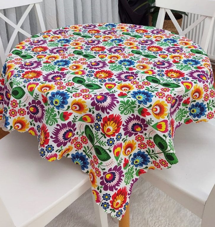 Çiçekli Desen Kare Masa Örtüsü 140x140cm