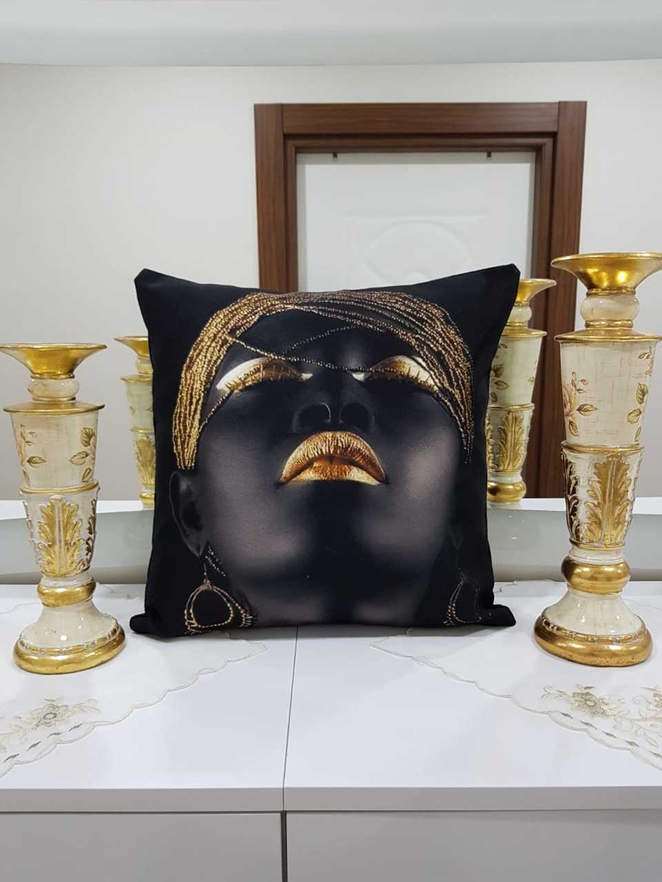 Siyah & Gold Küpeli Siyah Zenci Desenli Dekoratif Kırlent Kılıfı