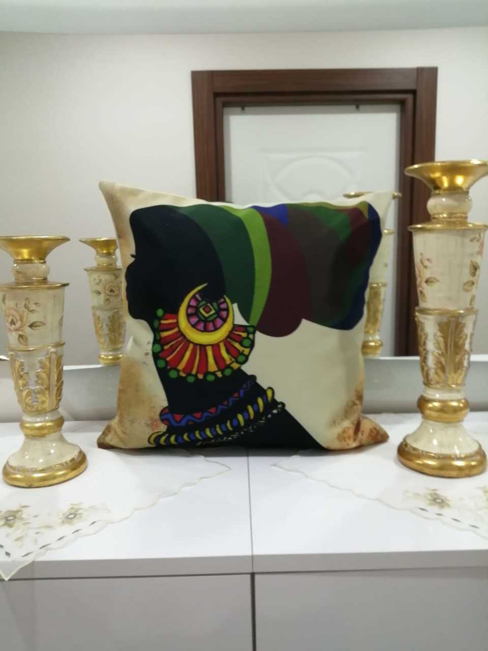 Gold & Renkli Küpeli Afrikalı Desenli Dekoratif Kırlent Kılıfı