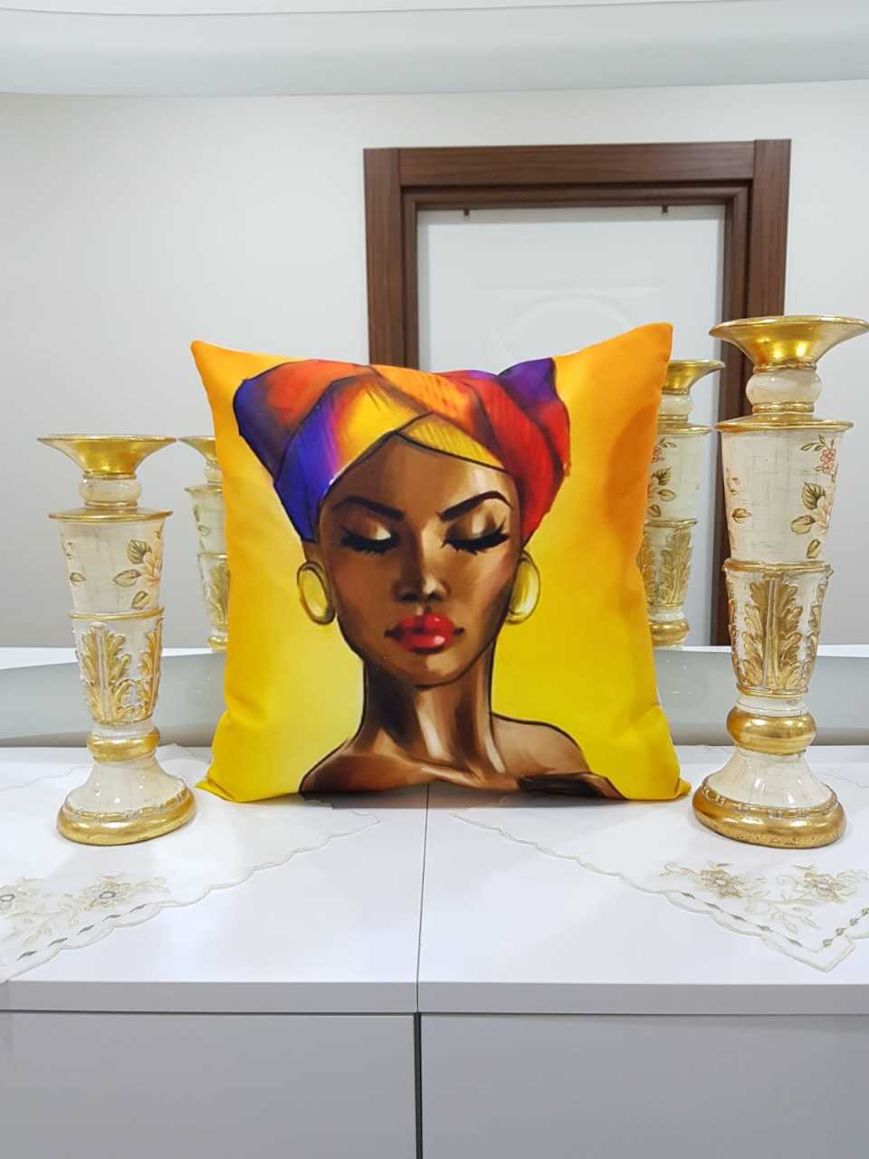 Sarı & Renkli Gold Küpeli Afrikalı Desenli Dekoratif Kırlent Kılıfı