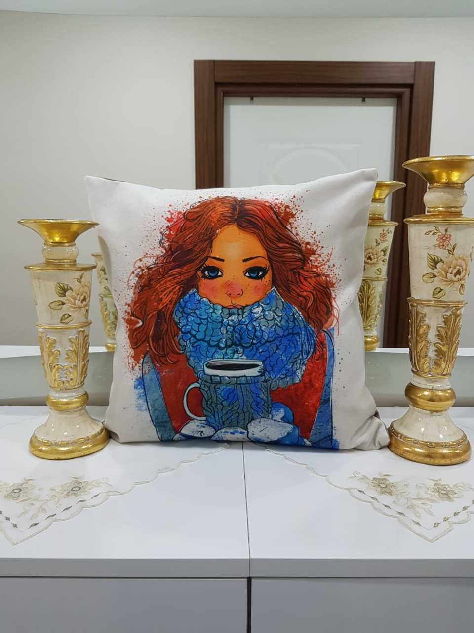Mavi Kahve İçen Atkılı Kız Resimli Dekoratif Kırlent Kılıfı