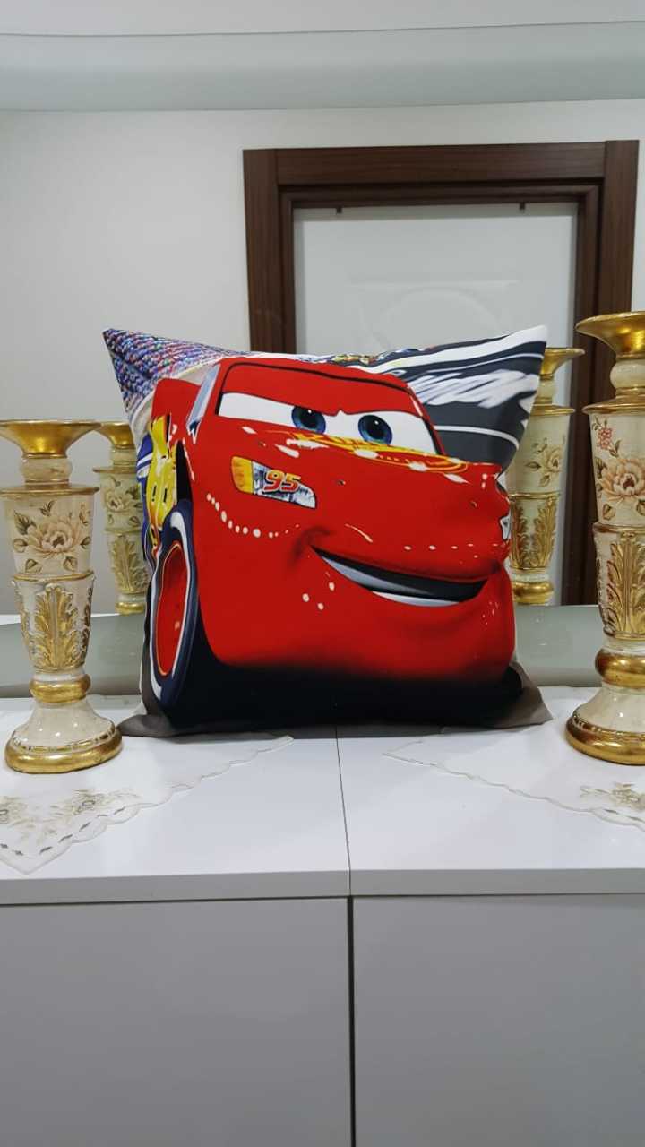 Kırmızı Spor Araba Desenli Dekoratif Kırlent Kılıfı