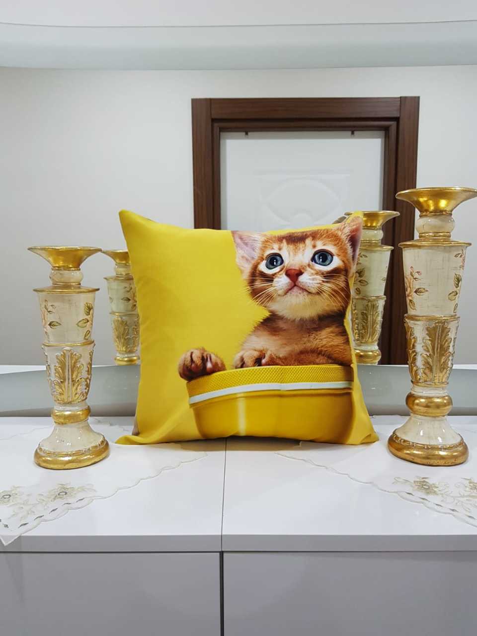 Sarı Kase İçinde Kedi Resimli Dekoratif Kırlent Kılıfı
