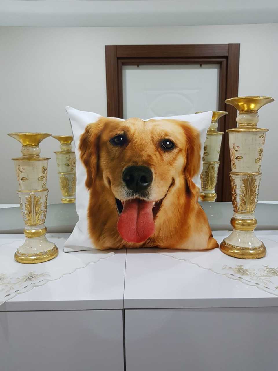 Beyaz & Kahverengi Dili Dışarıda Köpek Resimli Kırlent Kılıfı