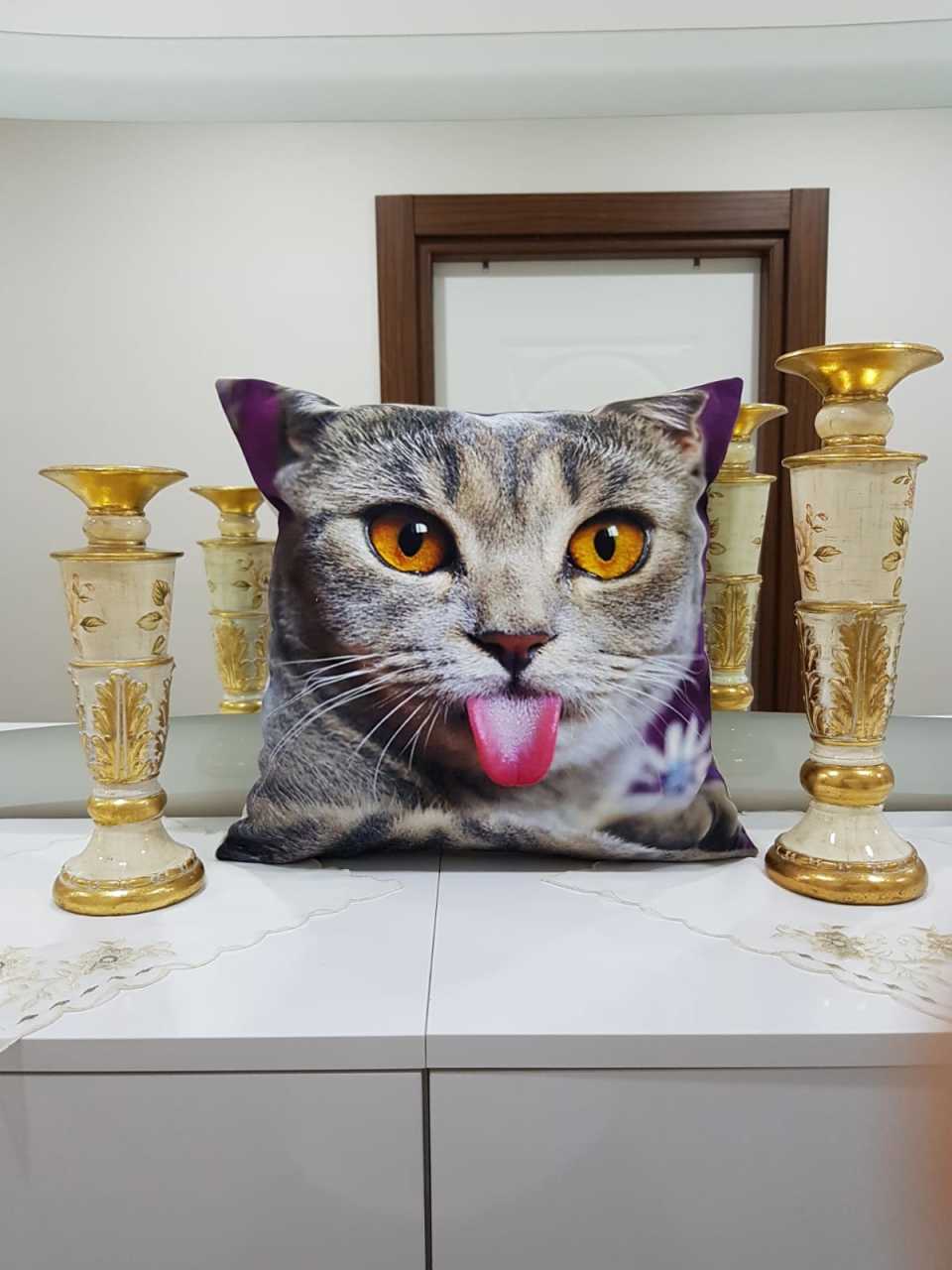 Mor & Gri Dili Dışarıda Kedi Resimli Kırlent Kılıfı