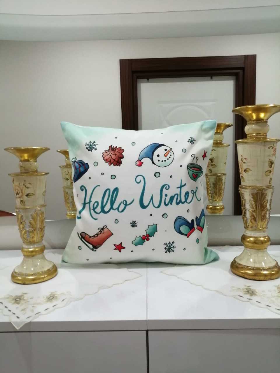 Beyaz Hello Winter Yazılı Yılbaşı Temalı Kırlent Kılıfı