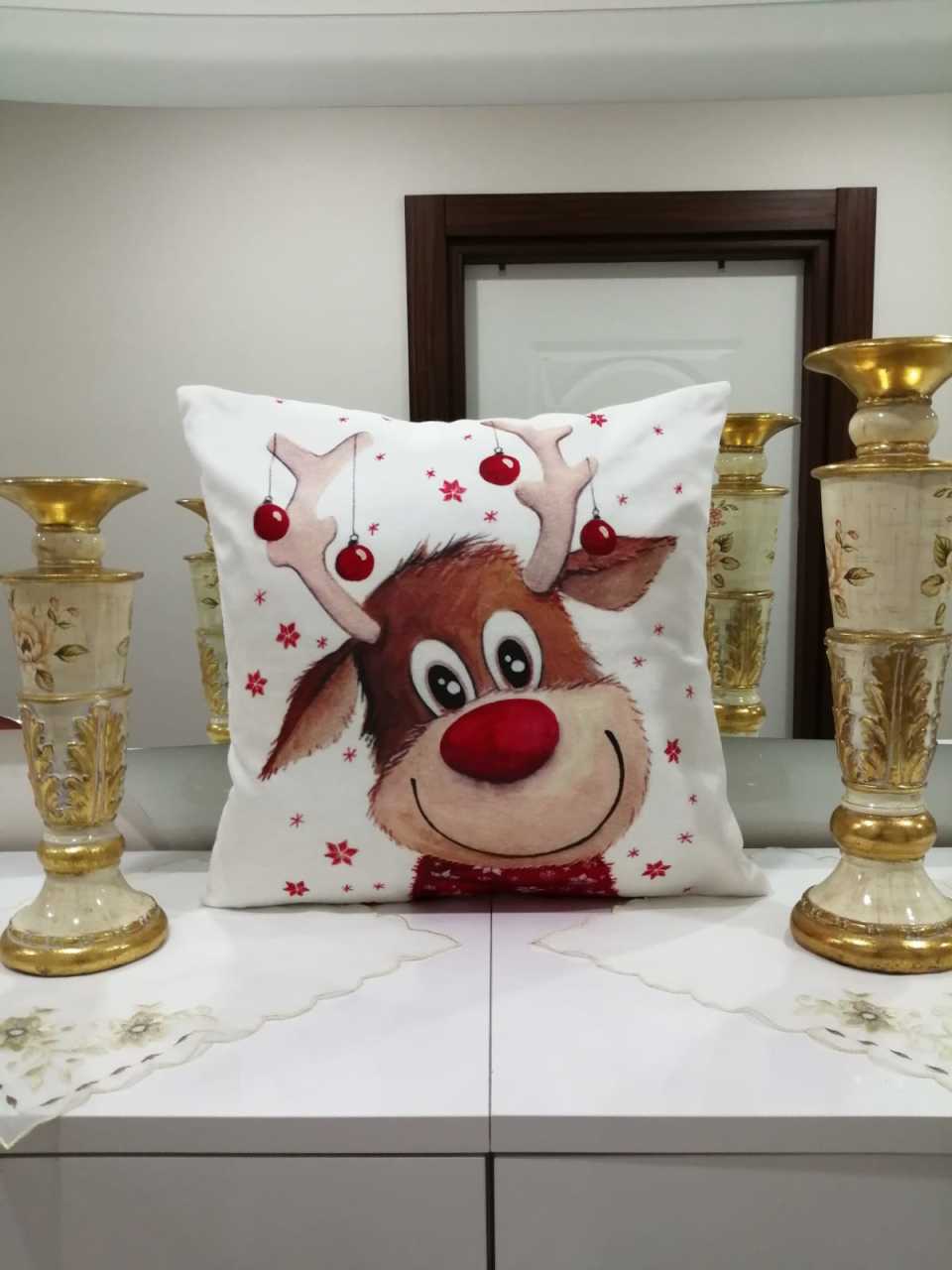 Kırmızı & Beyaz Kirazlı Geyik Yılbaşı Desenli Dekoratif Kırlent Kılıfı