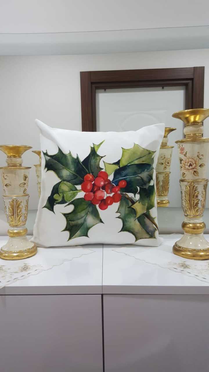 Kırmızı & Yeşil Kokina Meyvesi Yılbaşı Desenli Kırlent Kılıfı