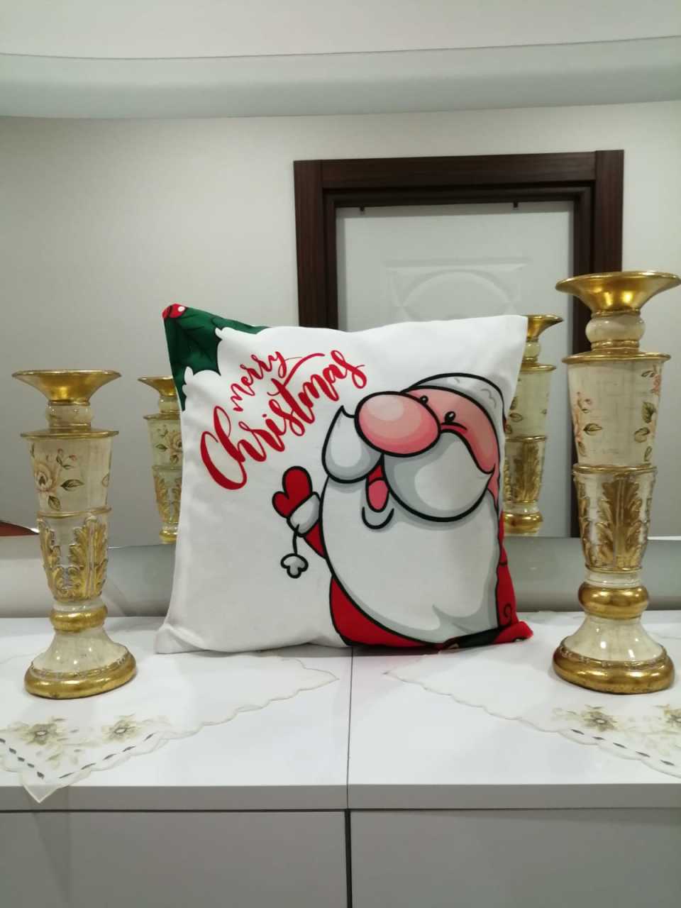 Kırmızı & Beyaz Noel Baba Resimli Yılbaşı Desenli Kırlent Kılıfı