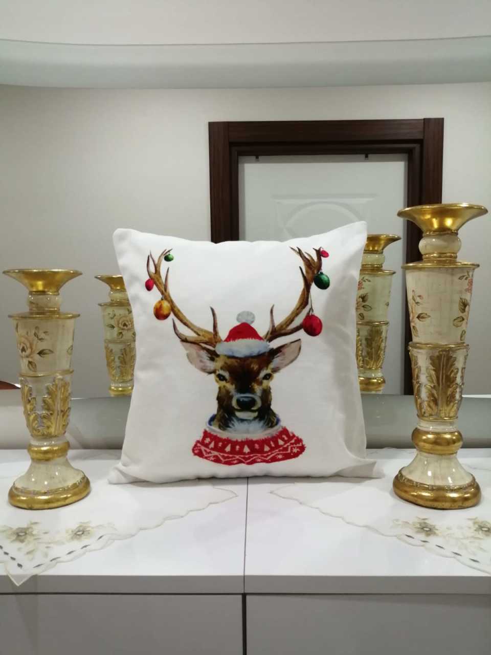 Kırmızı & Beyaz Şapkalı Geyik  Resimli Yılbaşı Temalı Kırlent Kılıfı