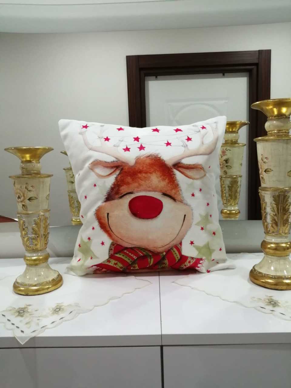 Kırmızı & Beyaz Gülümseyen Geyik Yılbaşı Desenli Kırlent Kılıfı
