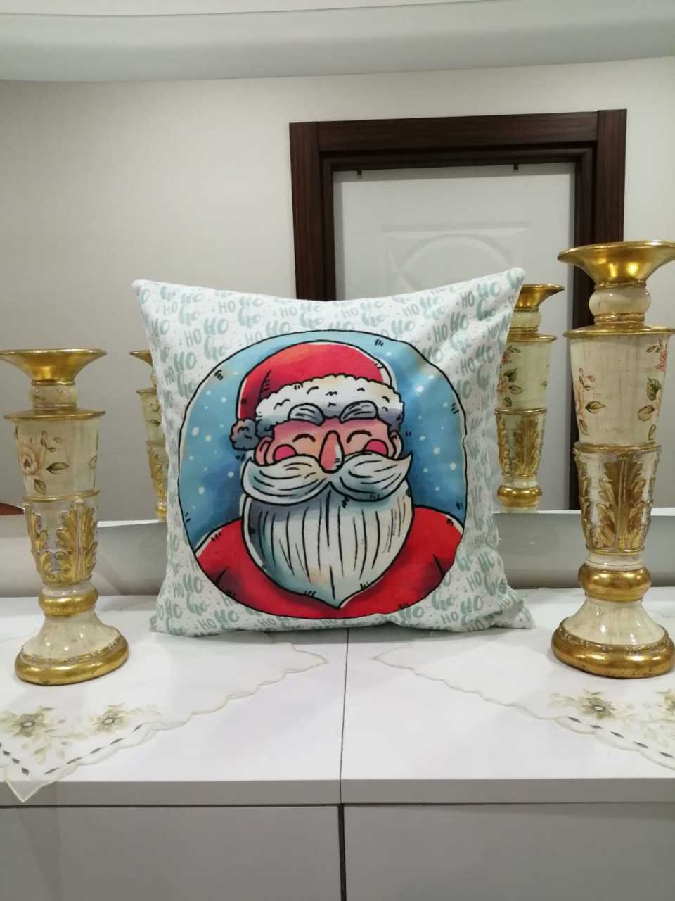 Kırmızı & Beyaz Gülümseyen Noel Baba Yılbaşı Desenli Dekoratif Kırlent Kılıfı
