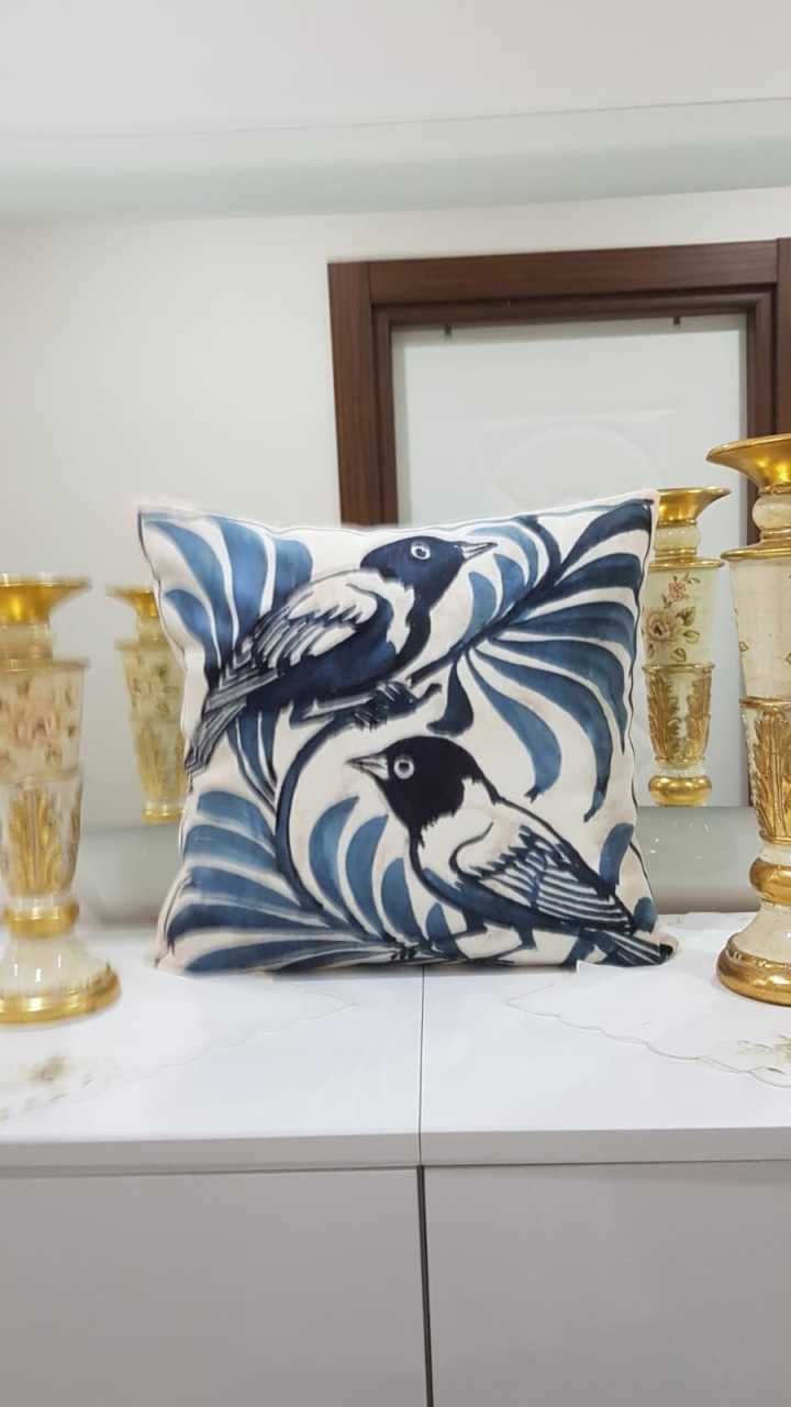 Mavi & Beyaz Daldaki Kuşlar Çini Desenli Dekoratif Kırlent Kılıfı