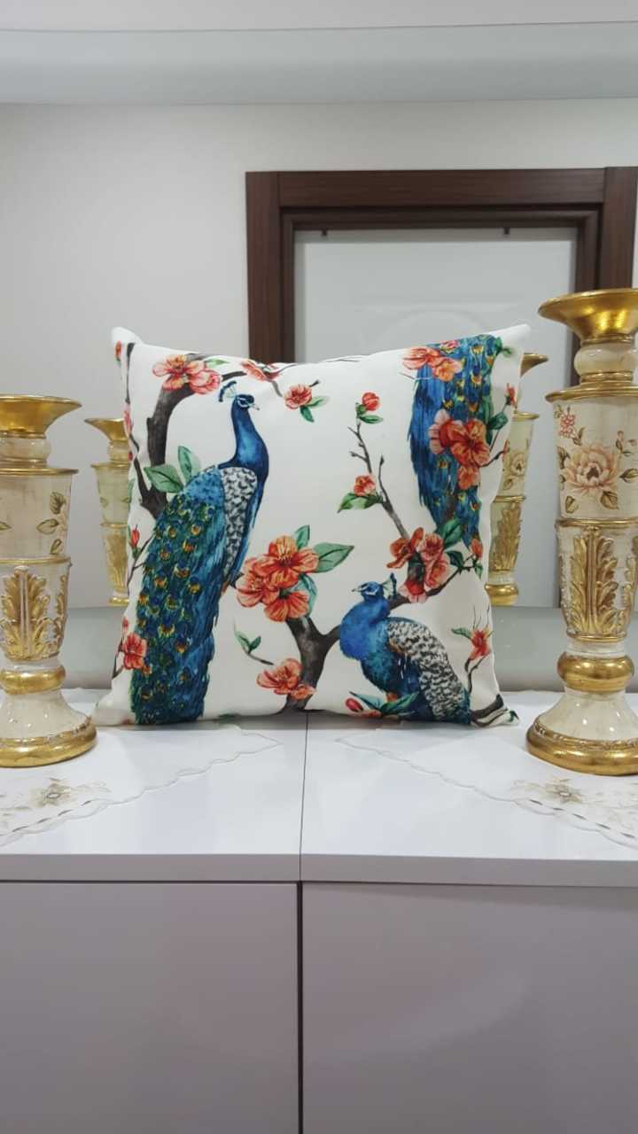 Beyaz & Renkli Tavuz Kuşu Bahar Desenli Dekoratif Kırlent Kılıfı
