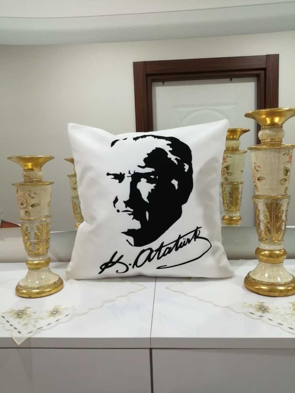 Siyah & Beyaz Atatürk İmzalı Modern Desenli Dekoratif Kırlent Kılıfı
