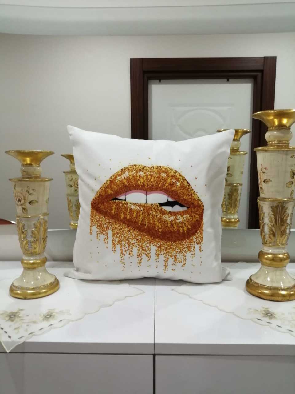 Beyaz & Gold Isıran Dudak Modern Desenli Dekoratif Kırlent Kılıfı