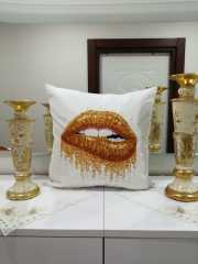 Beyaz & Gold Isıran Dudak Modern Desenli Dekoratif Kırlent Kılıfı
