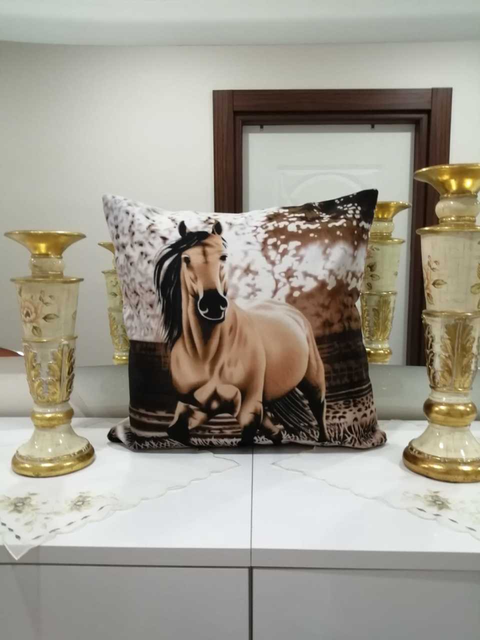 Kahverengi & Renkli Özgür Tay Hayvan Desenli Dekoratif Kırlent Kılıfı