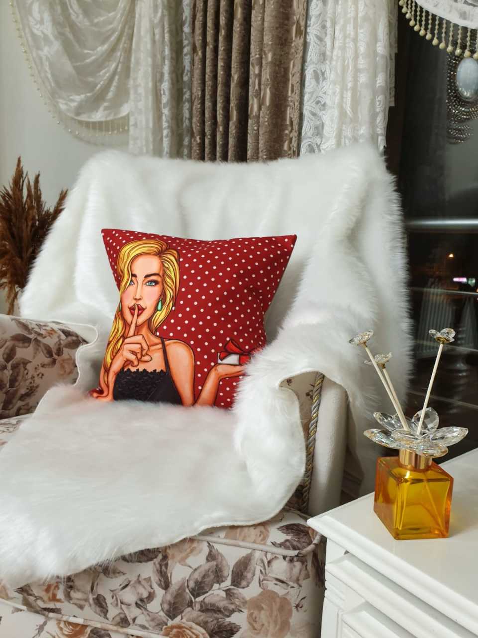 Emilia Pop Art Desenli Dekoratif Kırlent Kılıfı