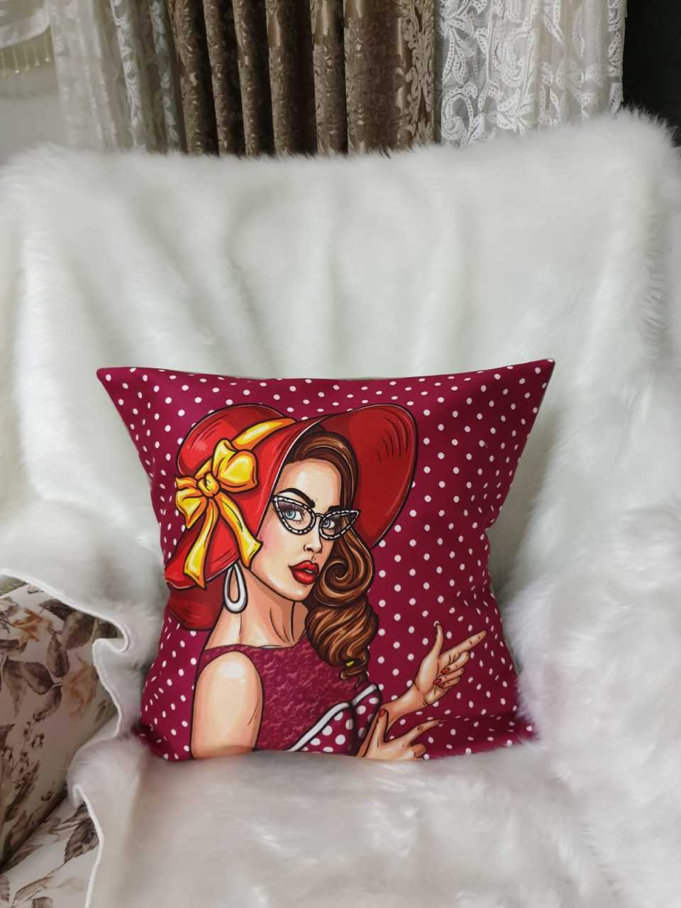 Monica Pop Art Desenli Dekoratif Kırlent Kılıfı