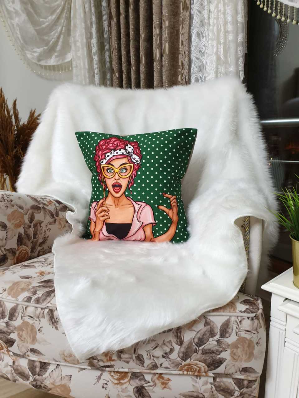 Nina Pop Art Desenli Dekoratif Kırlent Kılıfı