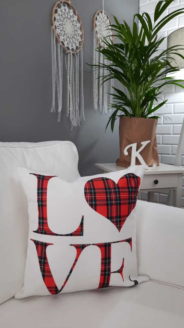 Ekose Love Yazılı Aşk Temalı Dekoratif Kırlent Kılıfı