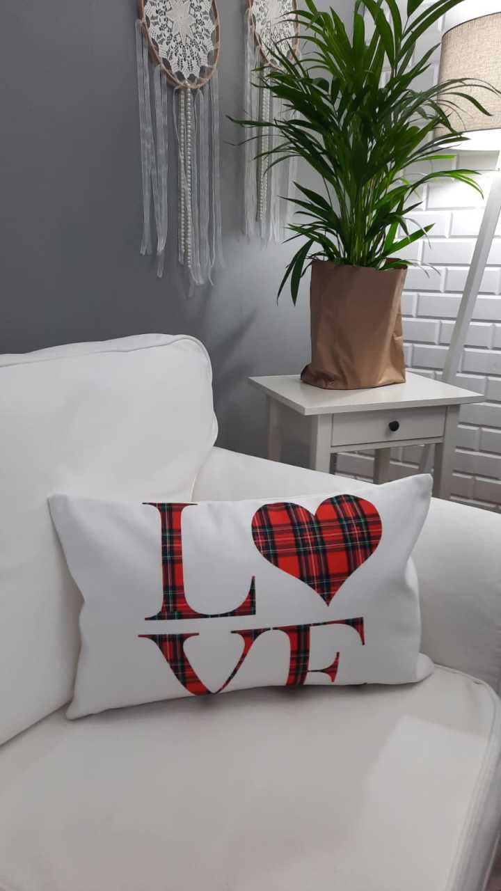 Ekose Love Yazılı Aşk Temalı Dekoratif Kırlent Kılıfı