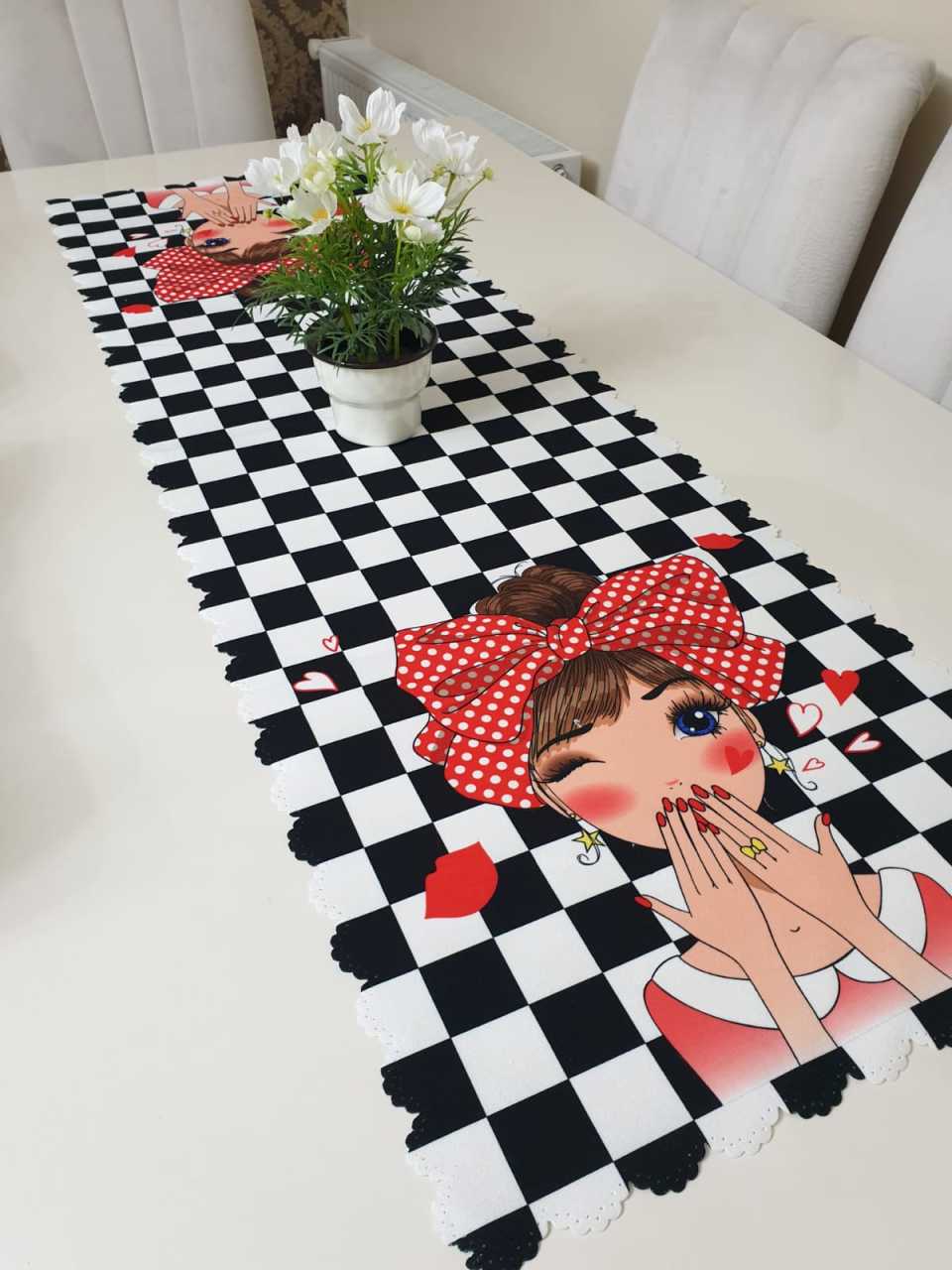 Kırmızı & Beyaz Öpücük Veren Genç Kız Model Desenli Dekoratif Runner Örtü
