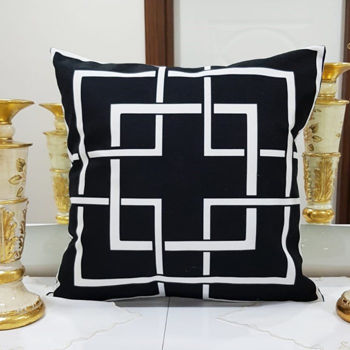 Trend Desen Siyah Beyaz Baskılı Kırlent Kılıfı 43x43cm