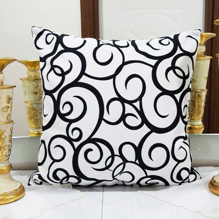 Trend Desen Siyah Beyaz Baskılı Kırlent Kılıfı 43x43cm