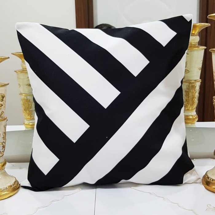Trend Desen Siyah Beyaz Baskılı Kırlent Kılıfı 43x43cm