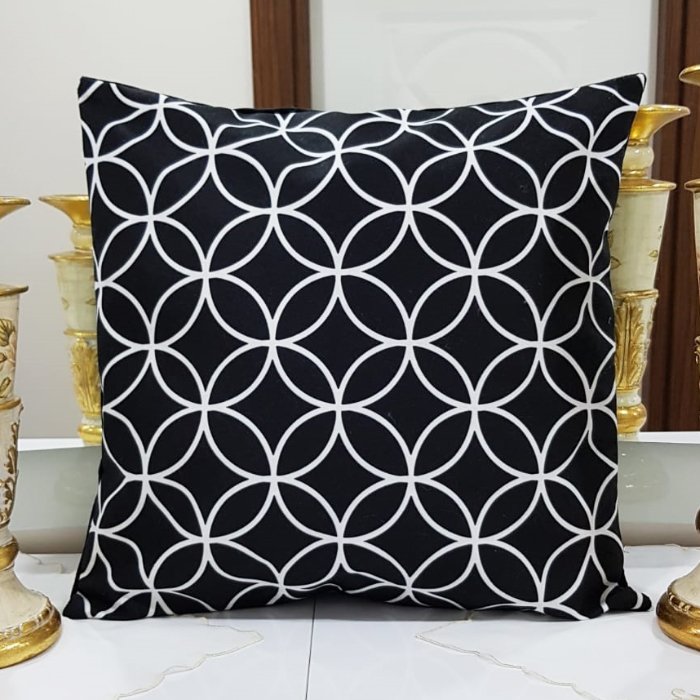 Trend Desen Siyah Beyaz Baskılı Kırlent Kılıfı 43x43cm