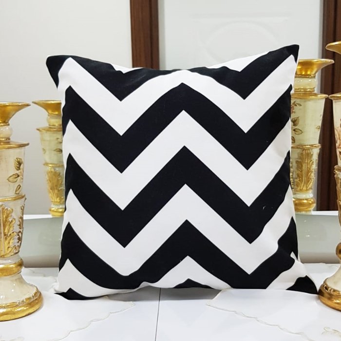 Trend Desen Siyah Beyaz Baskılı Kırlent Kılıfı 43x43cm