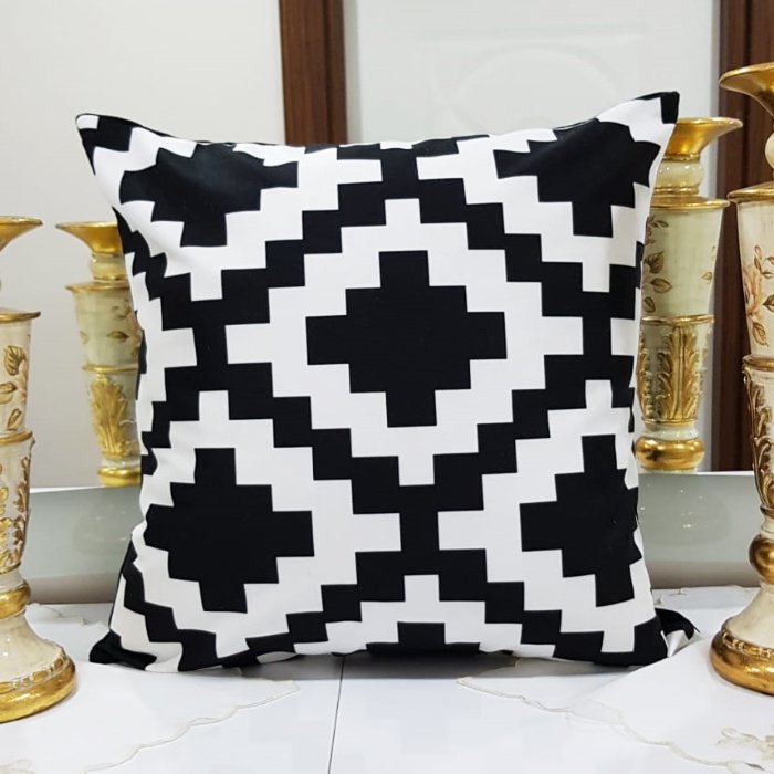 Trend Desen Siyah Beyaz Baskılı Kırlent Kılıfı 43x43cm